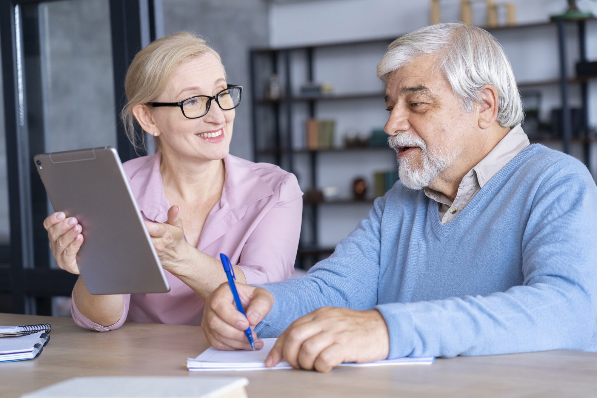 close-up-senior-couple-while-learning-2048x1365