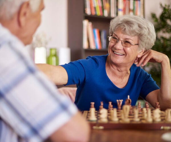 grandmother-grandfather-playing-chess-relaxation-scaled-600x500 grandmother-grandfather-playing-chess-relaxation-scaled-600x500